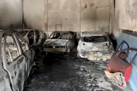 INCÊNDIO DESTRÓI OFICINA E QUATRO CARROS NA ZONA NORTE DE NATAL