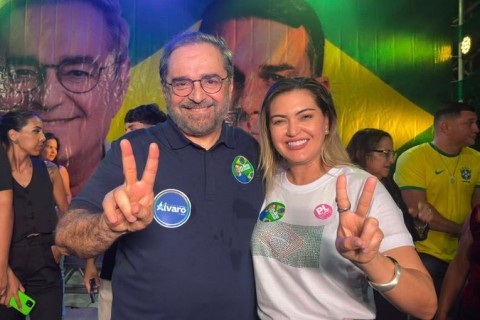 PREFEITA JUSSARA REÚNE MULTIDÃO EM EXTREMOZ E DECLARA APOIO A ÁLVARO DIAS E BABÁ PEREIRA