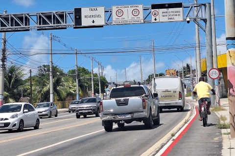 FAIXA DA PONTE DE IGAPÓ É INTERDITADA PARA INSTALAÇÃO DE CÂMERAS