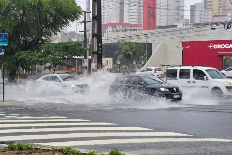 NATAL REGISTRA APENAS DOIS PONTOS DE ALAGAMENTO E NENHUMA VIA ESTÁ INTRANSITÁVEL, INFORMA STTU
